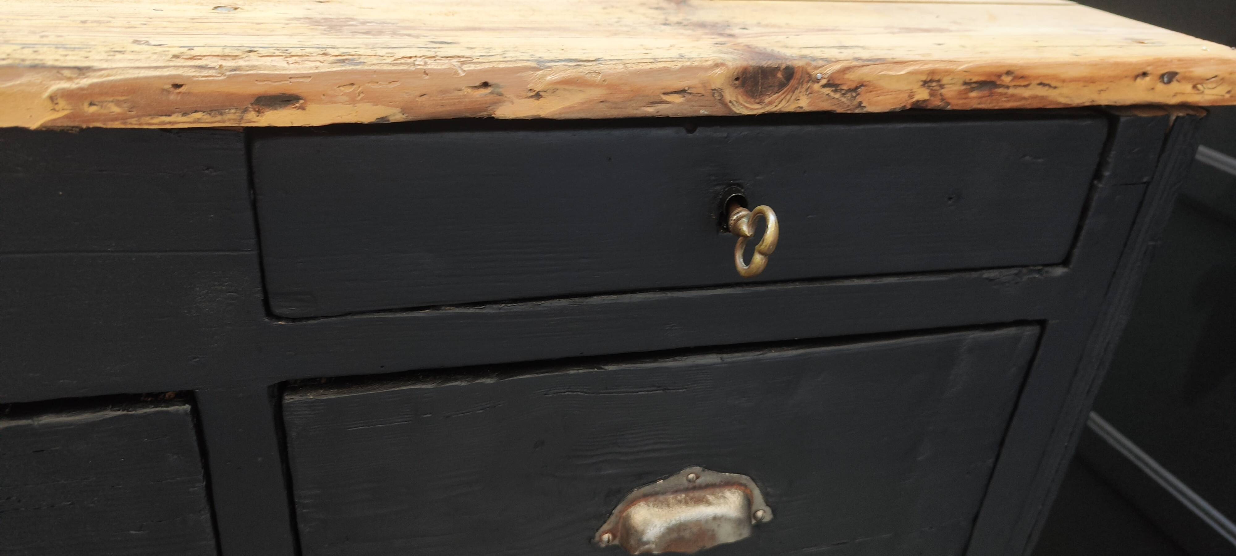 Ancien comptoir à tiroir patine noire