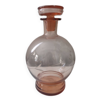 Carafe en verre rose