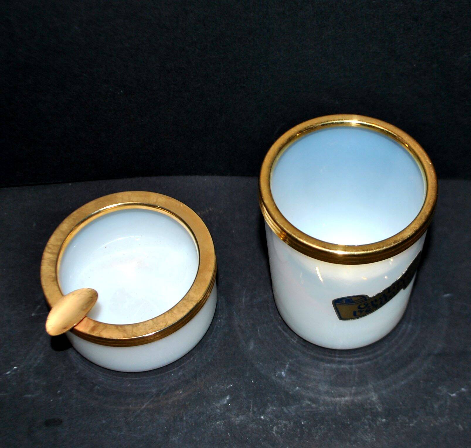 Cendrier vintage en verre opaline blanche et gobelet à cigarette opaline véritable