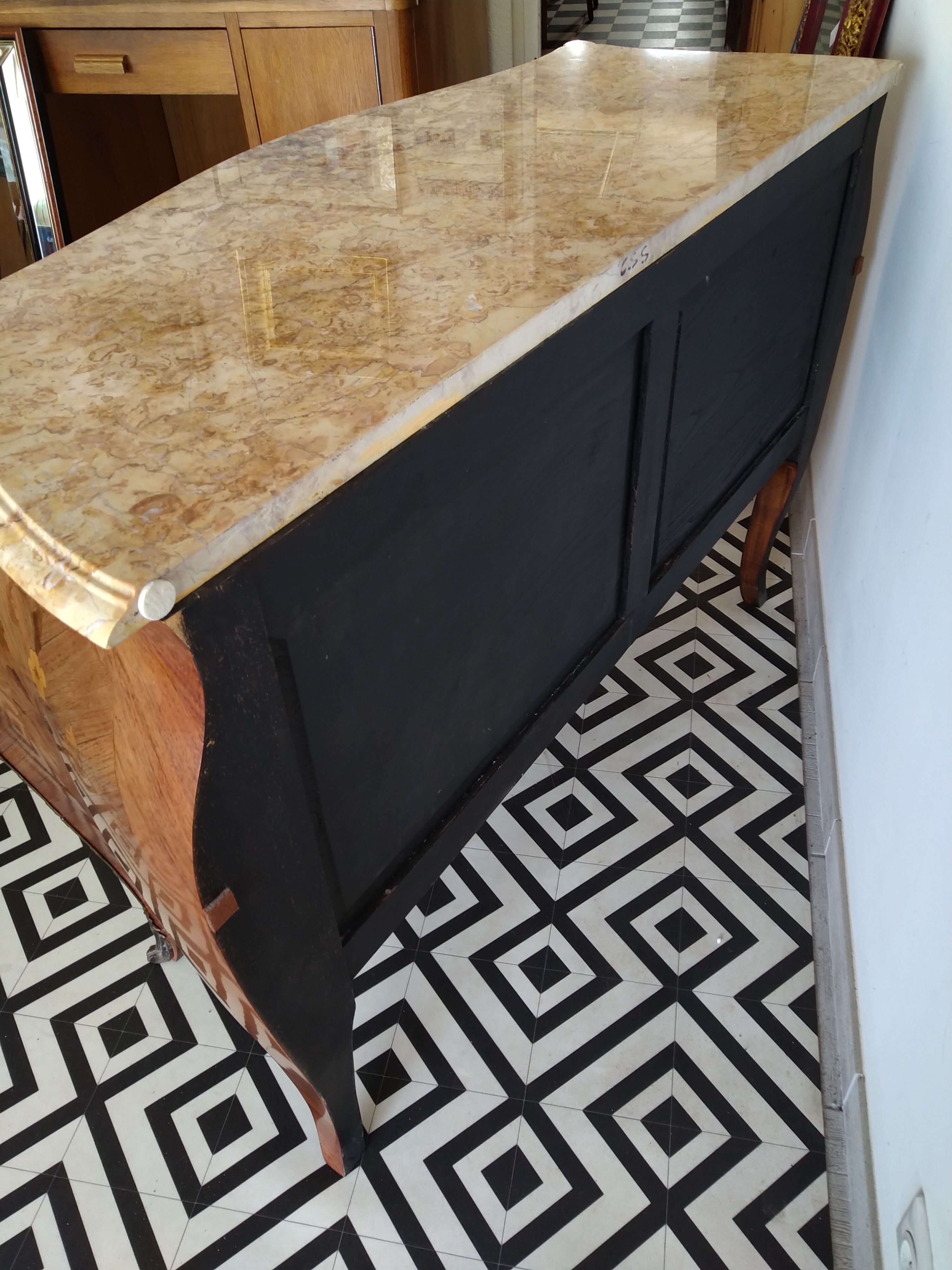 Curved Louis XV chest of drawers