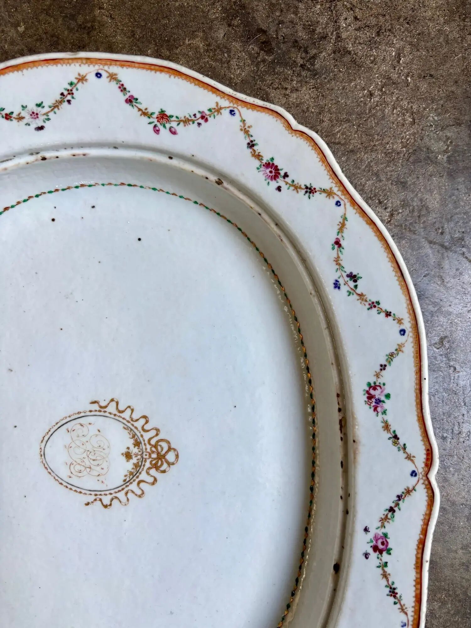 Oval and hollow dish from the East India Company in porcelain, 18th century.