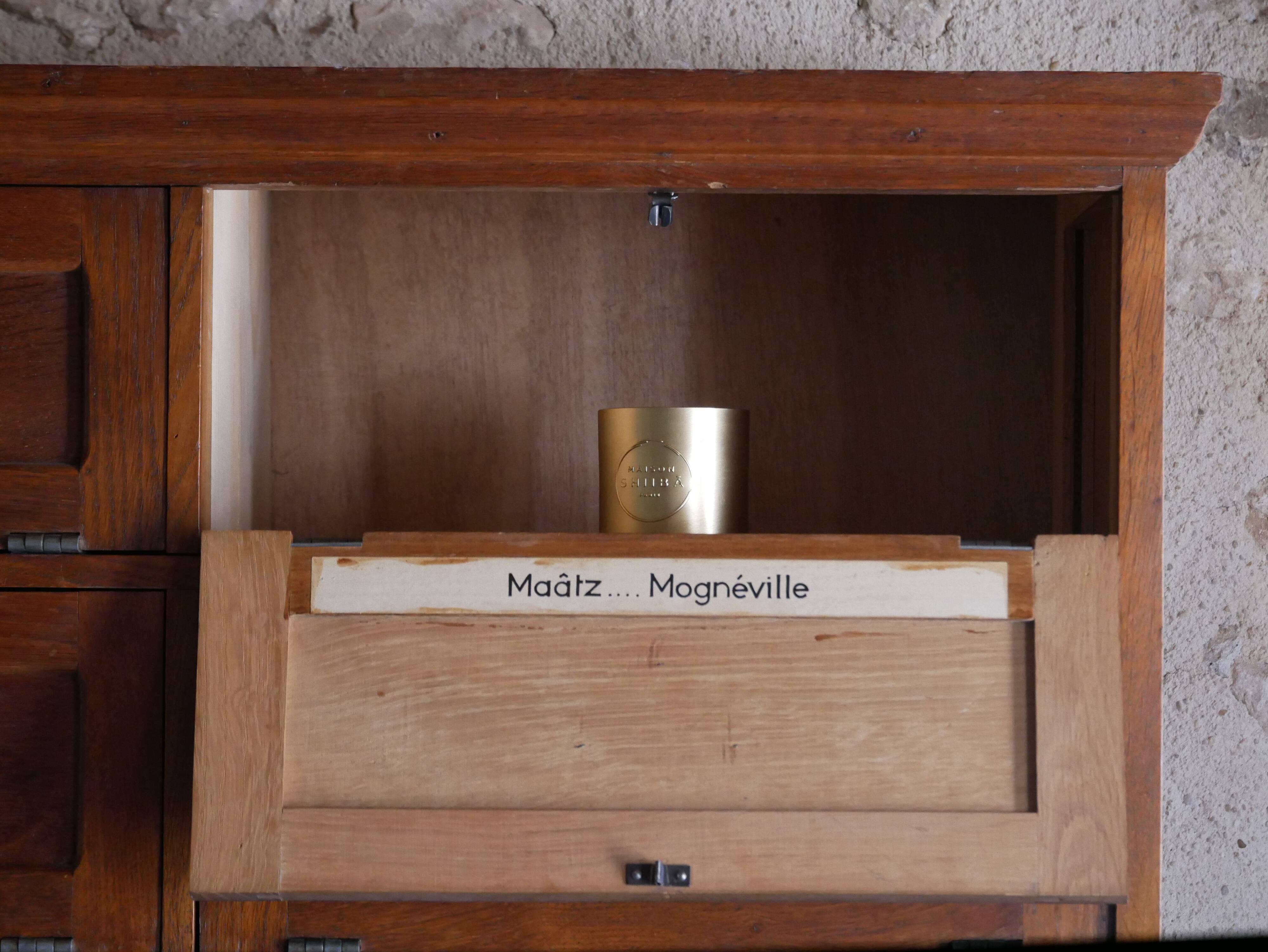 Notary's furniture with clamshells