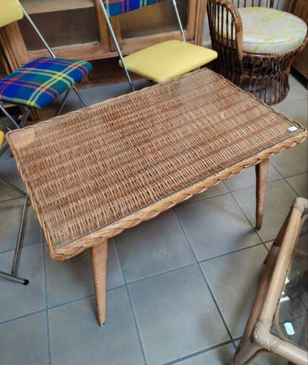 Table basse vintage, en rotin avec plateau en verre