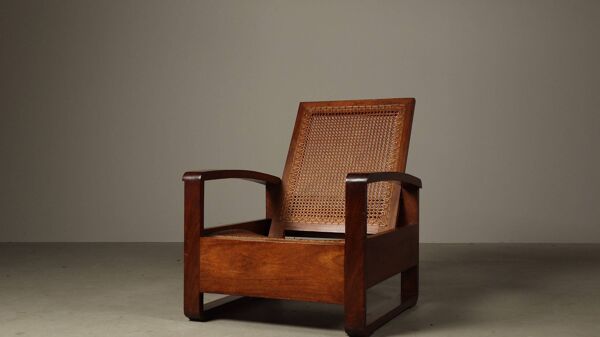 Chaise longue en teck de style mid-century avec assise en rotin, années 1950.