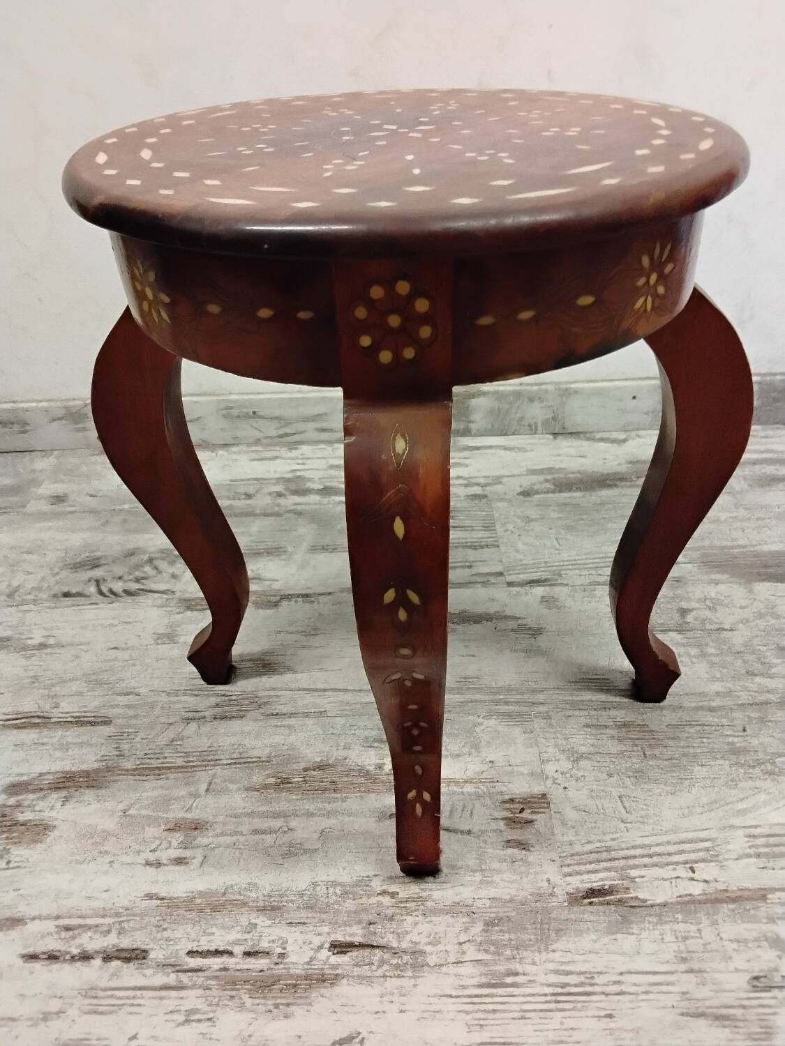 Small side table, pedestal table