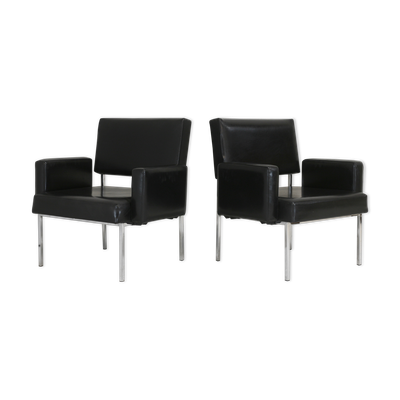 Paire de fauteuils piètement inox, simili-cuir noir, France, circa 1970