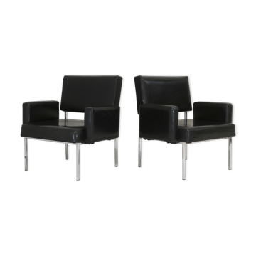Paire de fauteuils piètement inox, simili-cuir noir, France, circa 1970