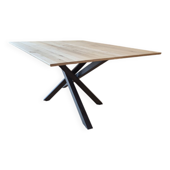 Dining room table for 8/10 people. Oak and metal