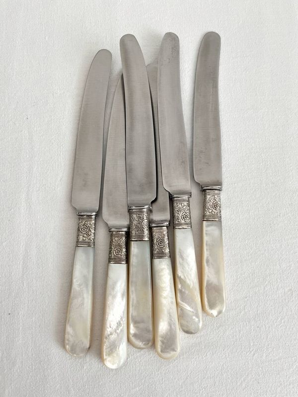 6 couteaux anciens en nacre et métal argenté