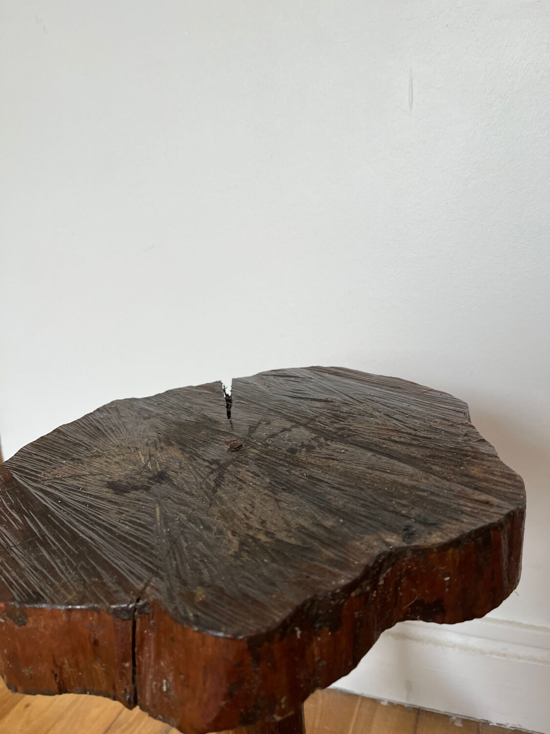 Tabouret tripode brutaliste