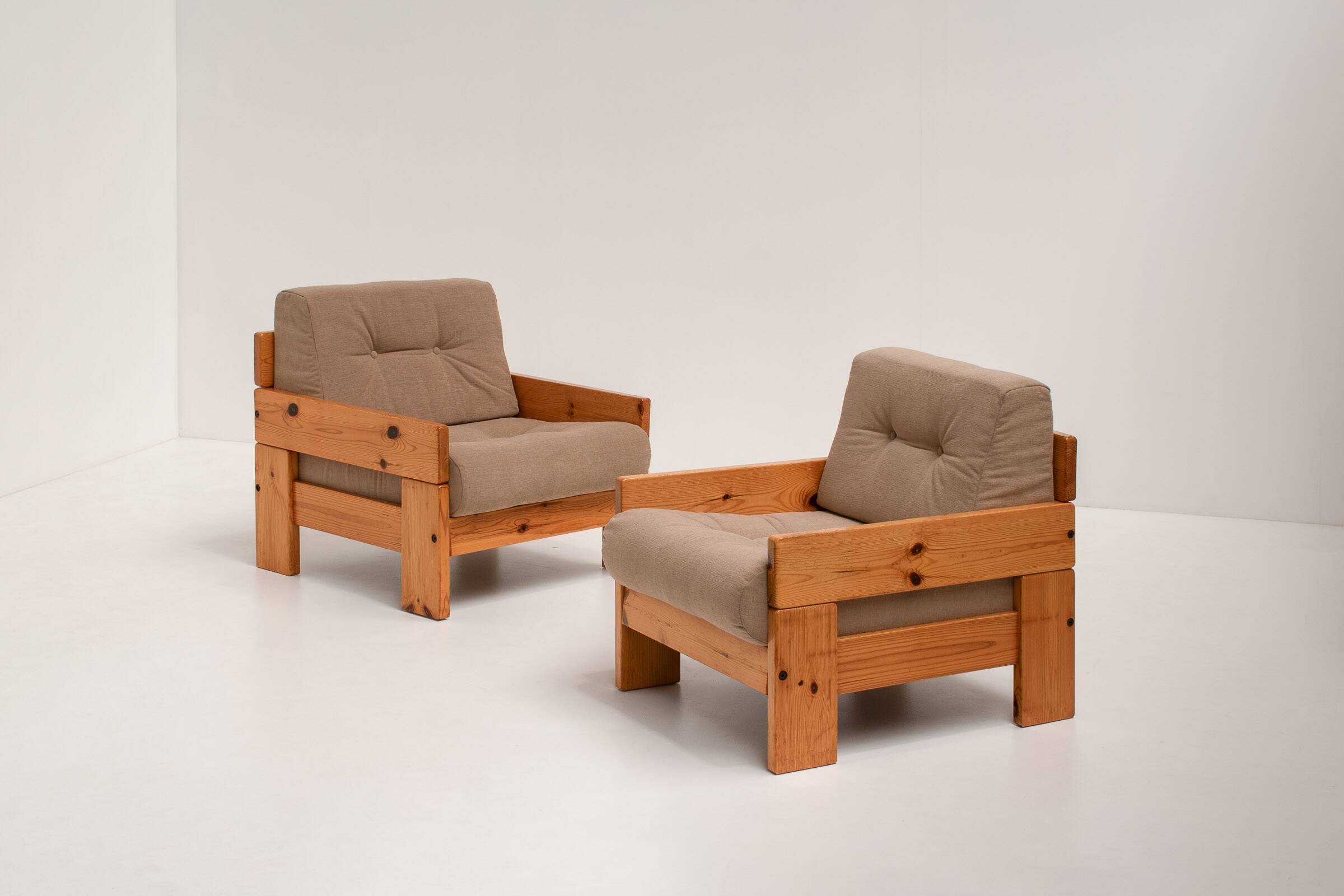 Pair of Minimalist Pine Lounge Chairs, Italy, 1970s