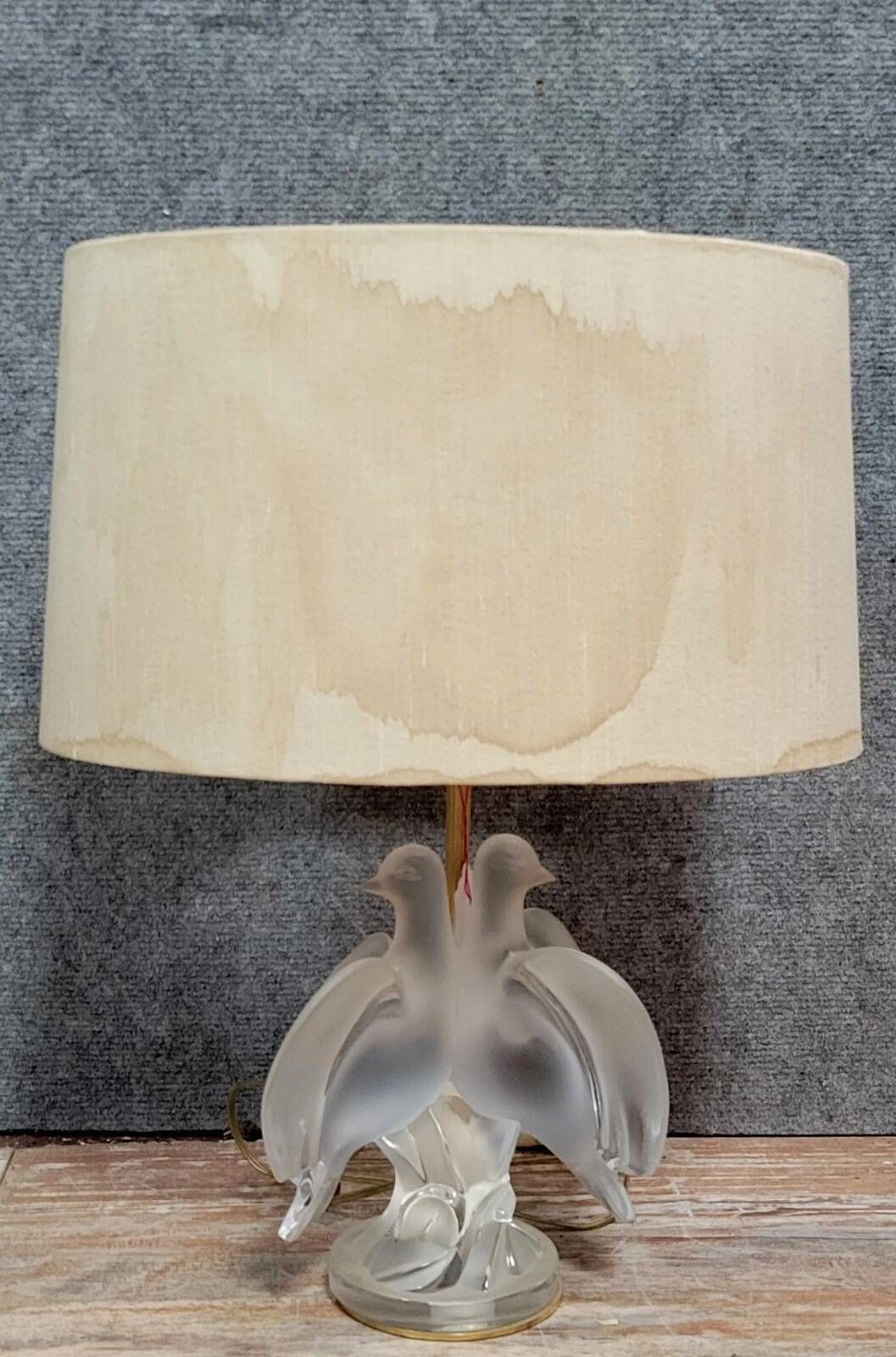 LALIQUE France Ariane 1970': Table lamp in satin-finished pressed molded glass