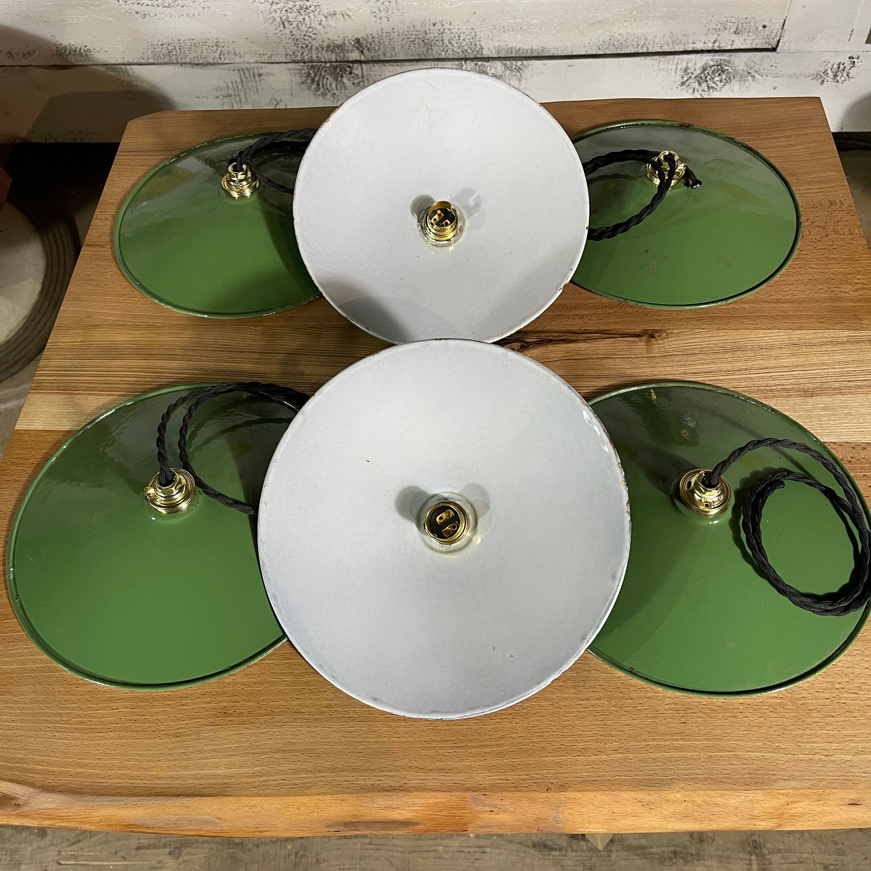 Enamelled sheet metal hanging lamp