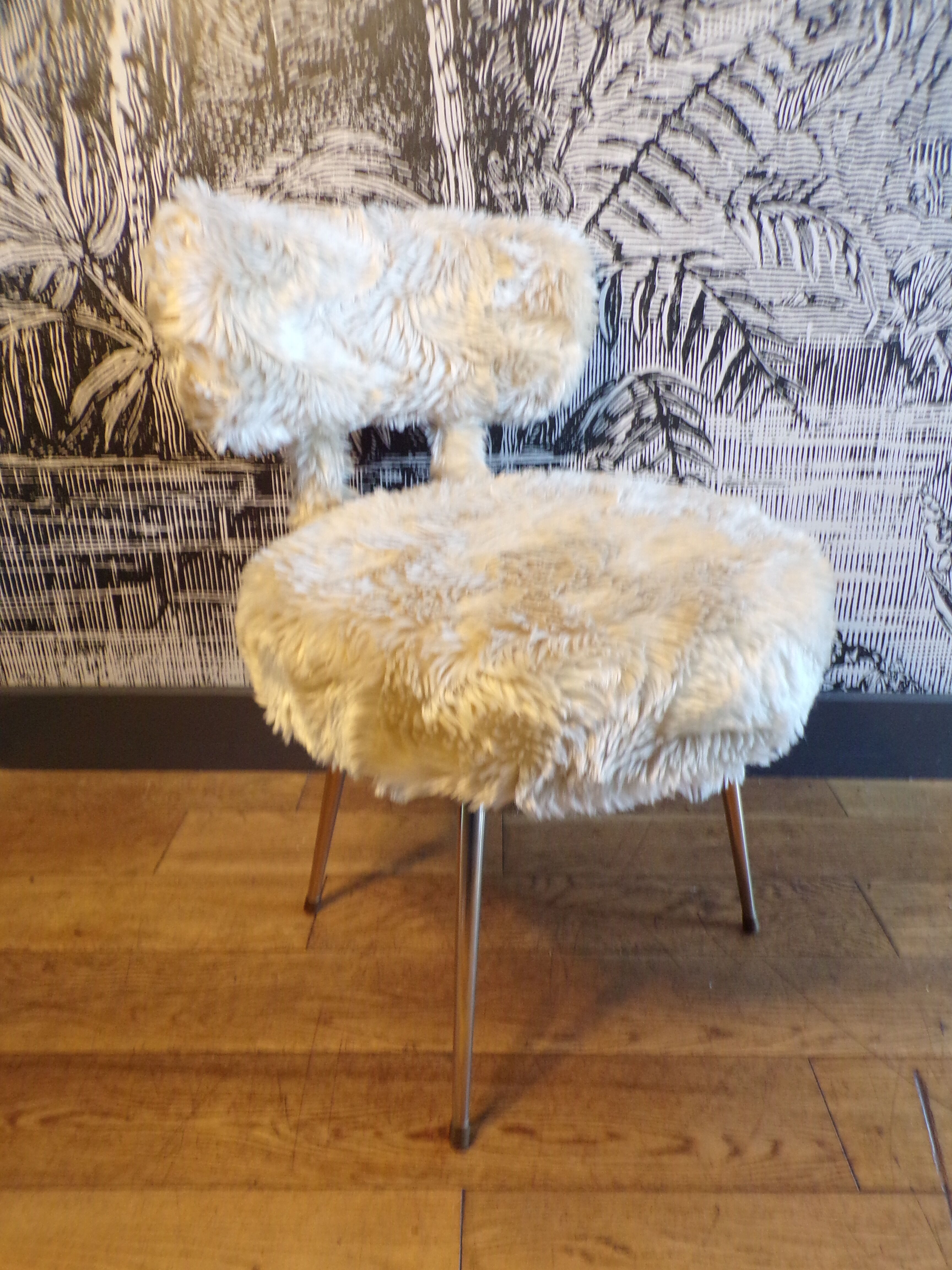 Vintage moumoute chair