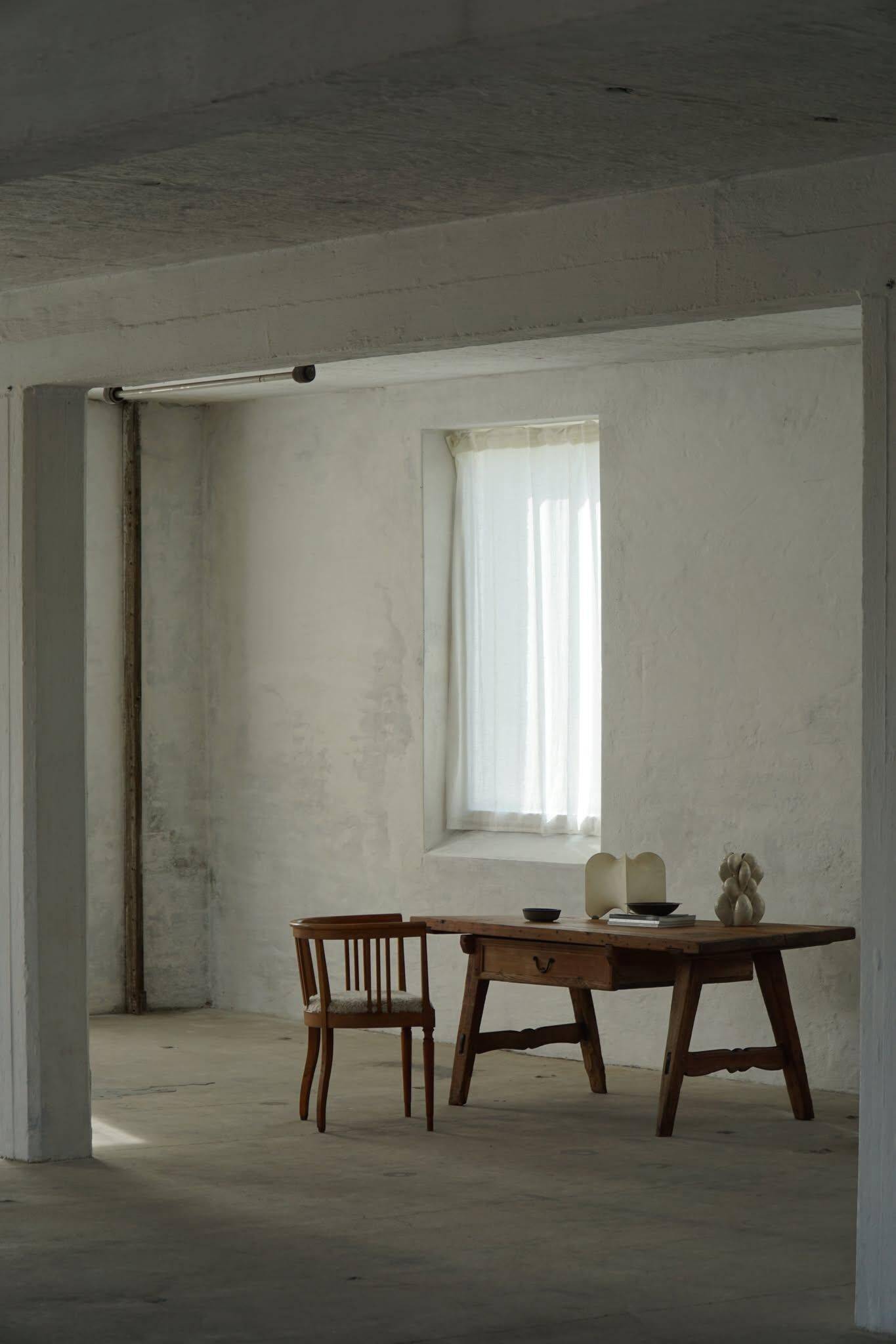 Dining table / desk in primitive French pine from the 18th century with a drawer.