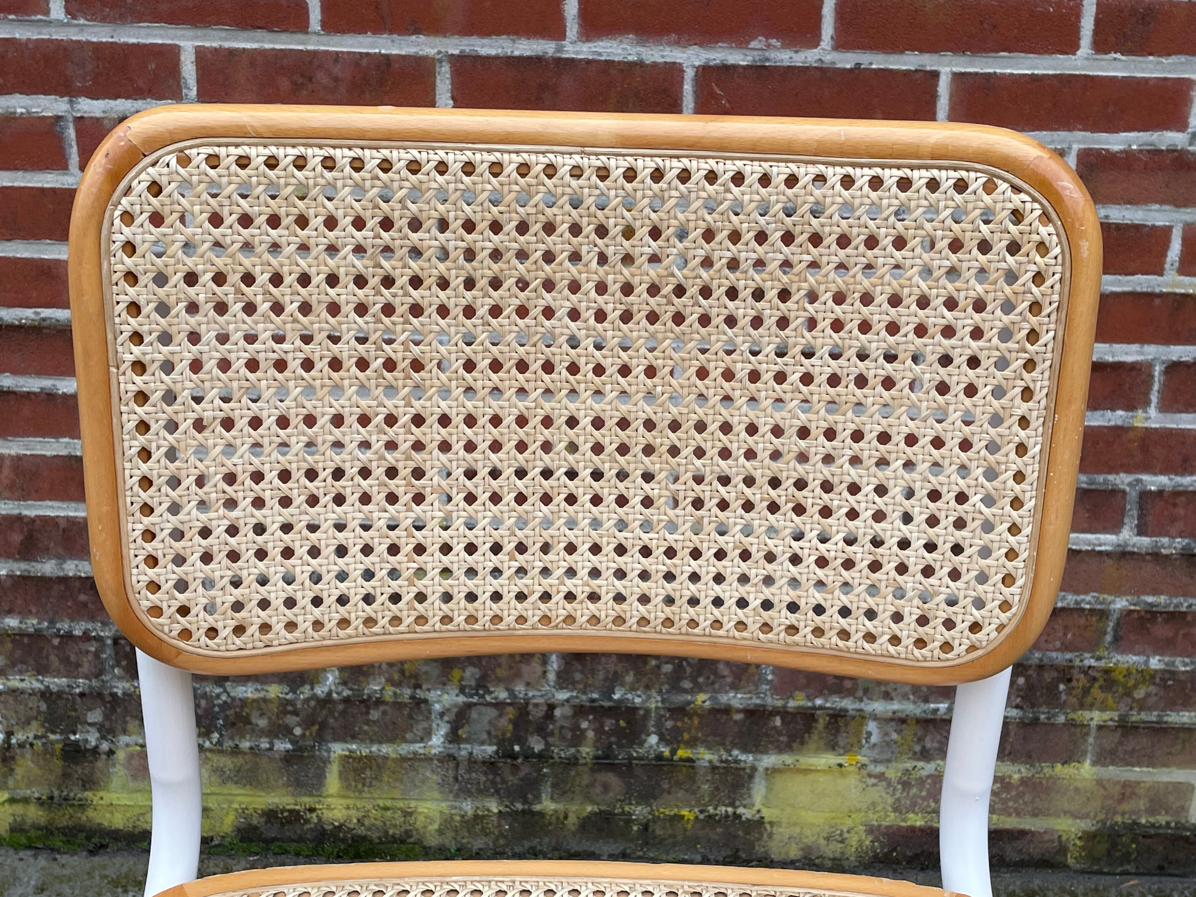 Chaise Cesca modèle b32 en blanc et bois par Marcel Breuer