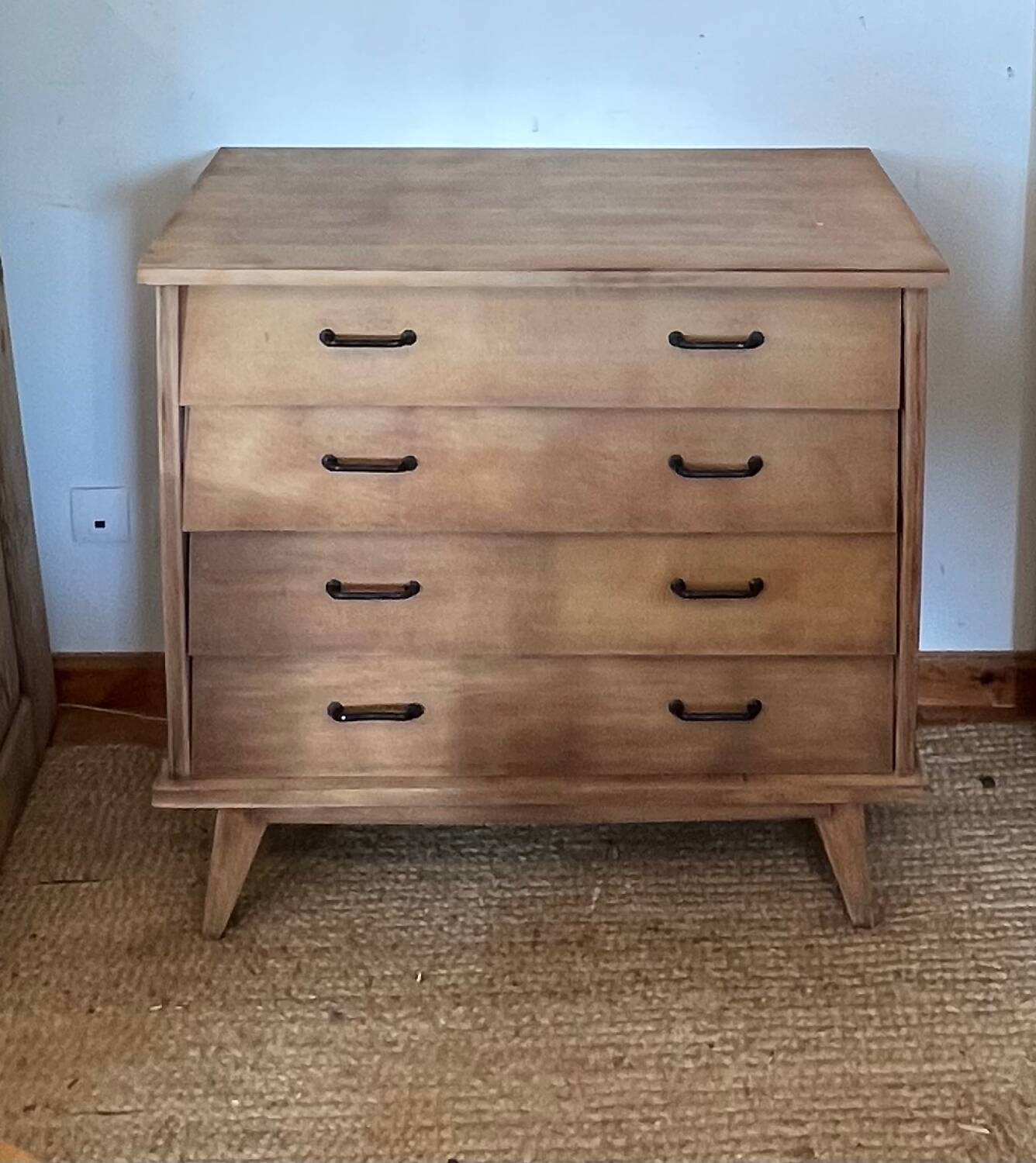 Commode en chêne brut, pieds compas, années 50