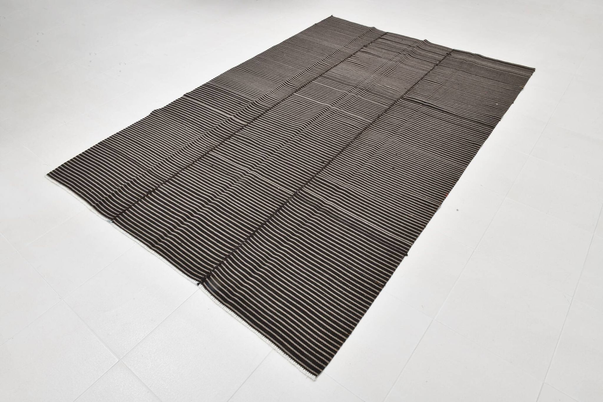 Tapis turc à fines rayures noires et grises (6 x 9 po), 183 x 269 cm