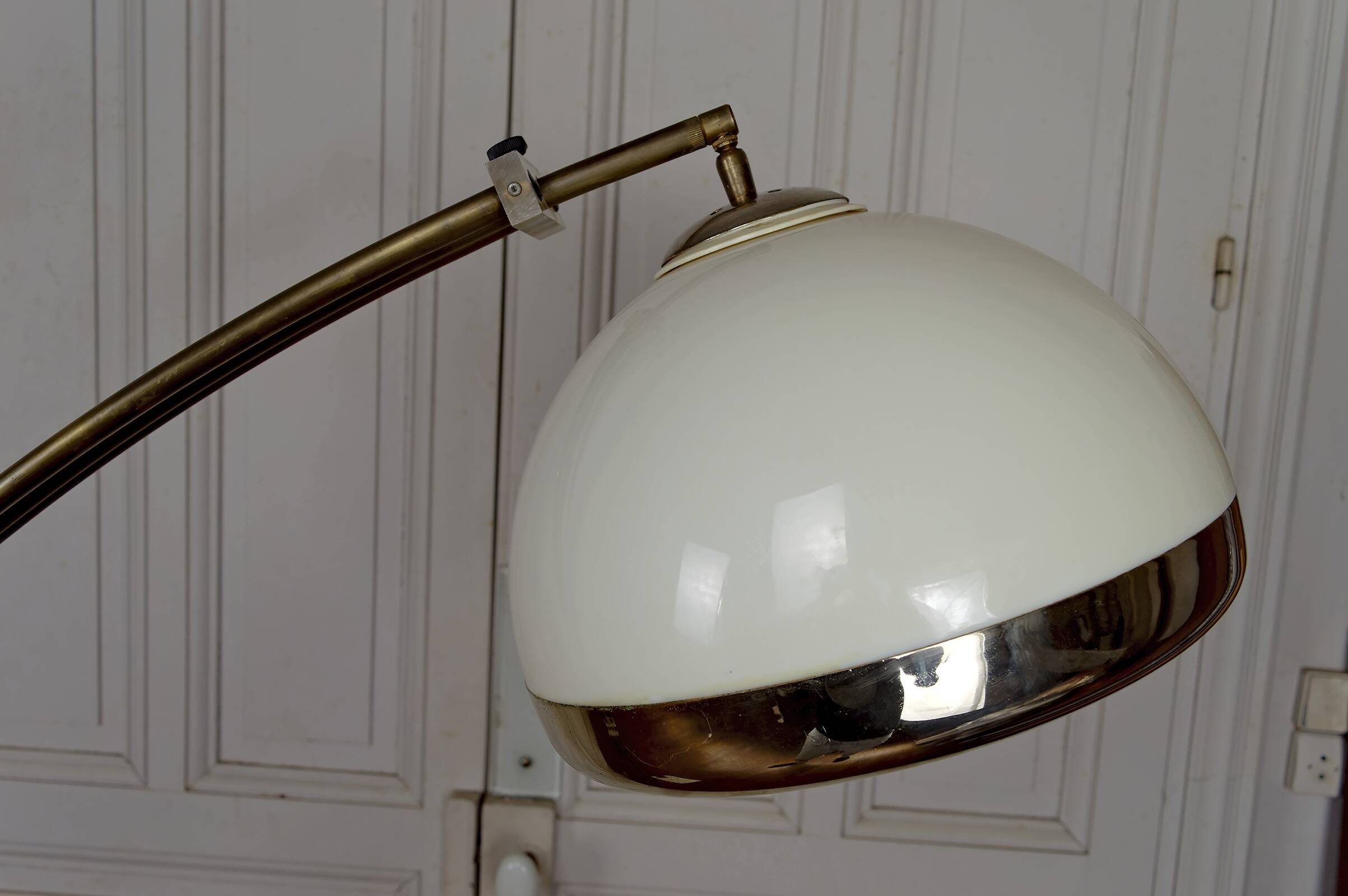 Important Lampadaire Arc Réglable, marbre, laiton, Italie, Circa 1970