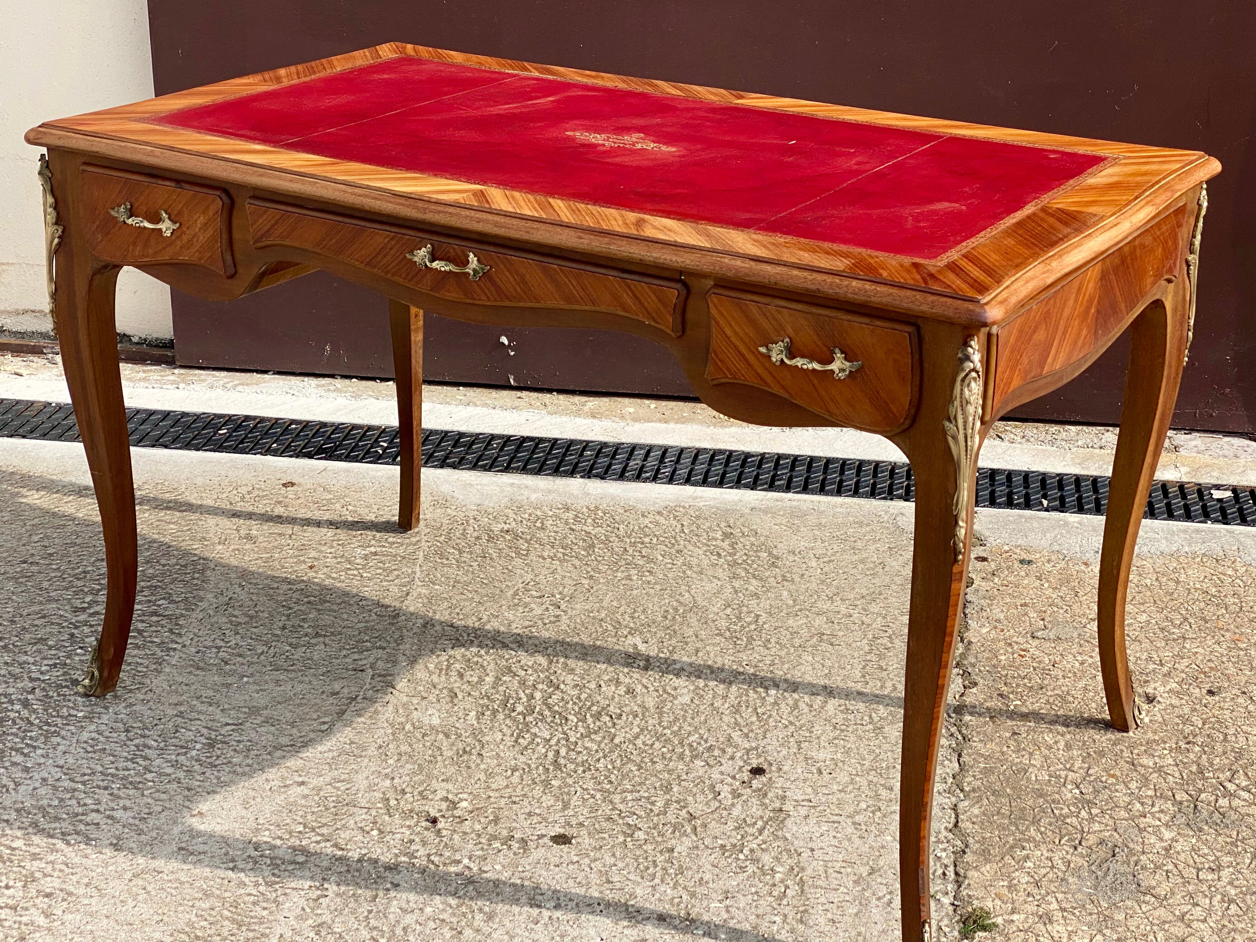 Bureau en marqueterie  bois de rose style Louis XV
