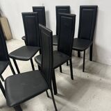 Suite de huit chaises design en cuir noir XX siècle