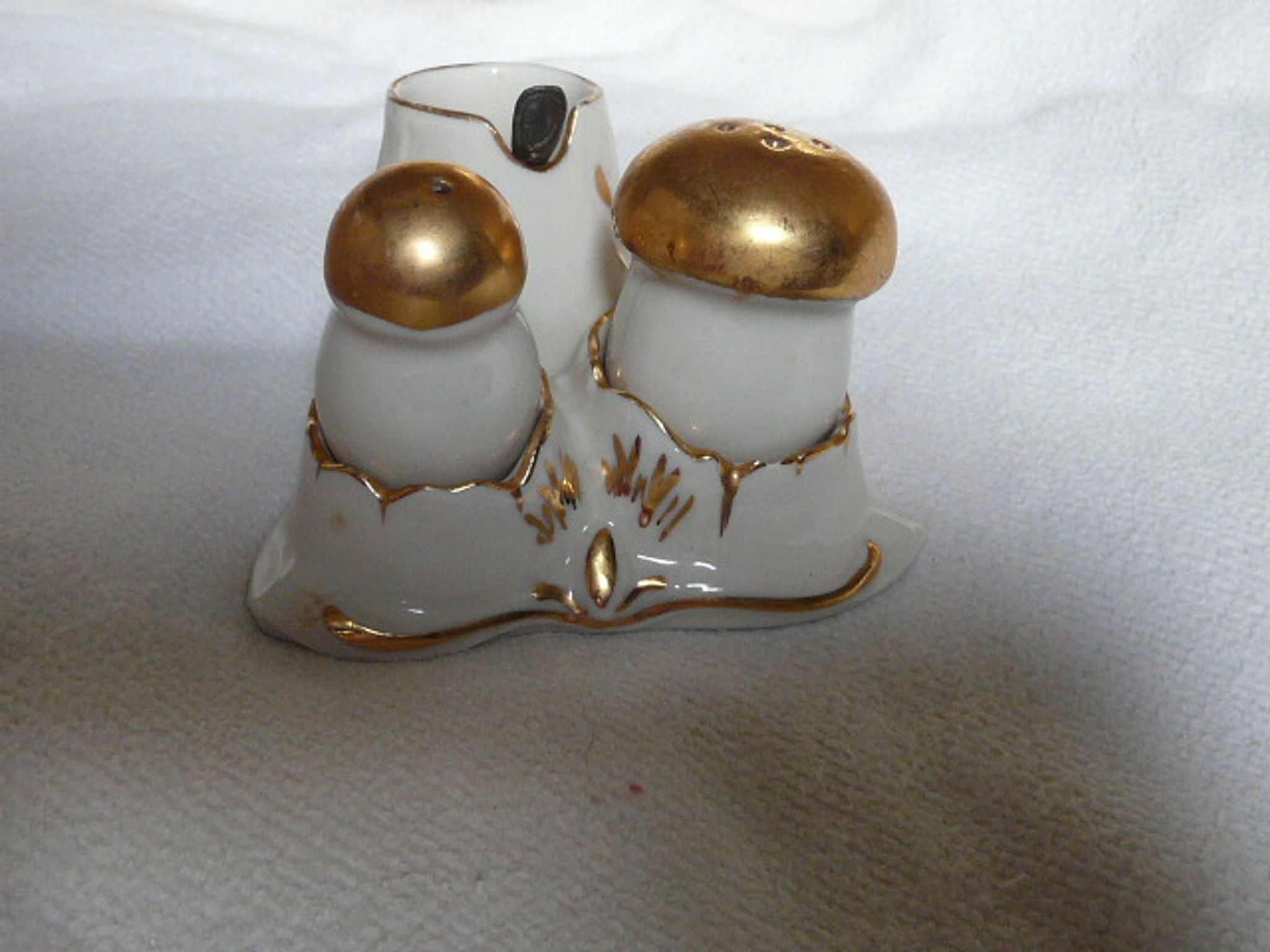 Salière poivrière et moutardier en porcelaine de Limoges forme champignons