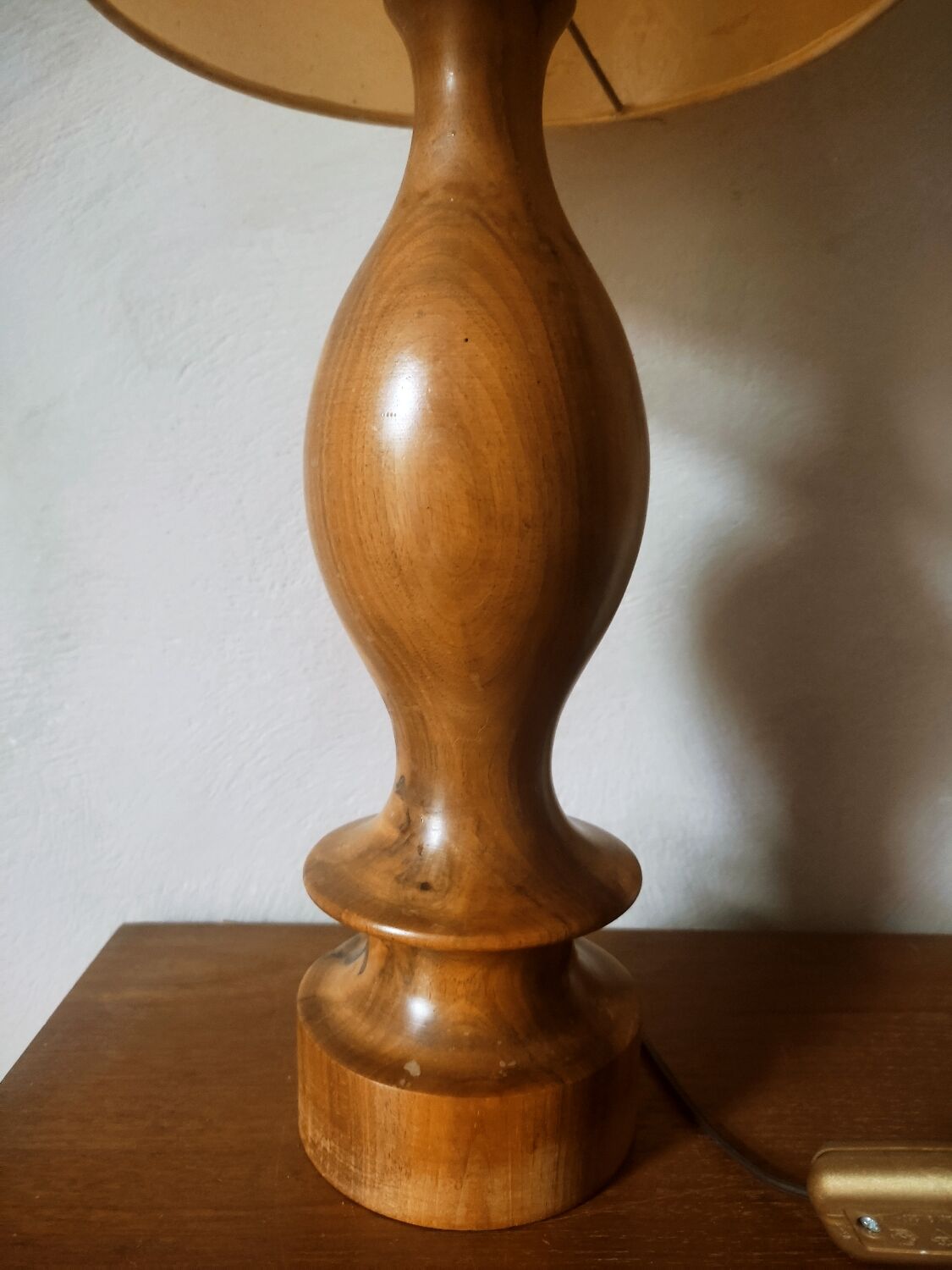 Blond wood lamp