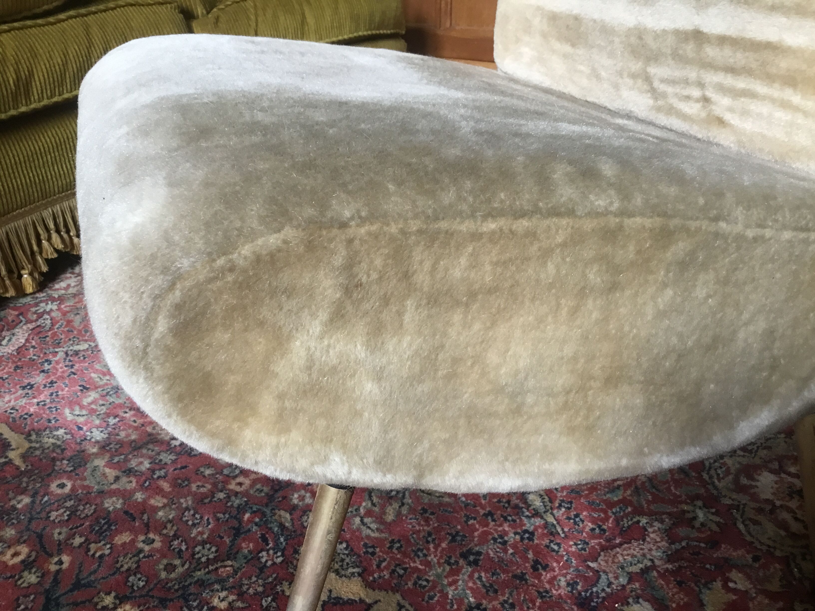 Beige velvet Pelfran Kiss chair