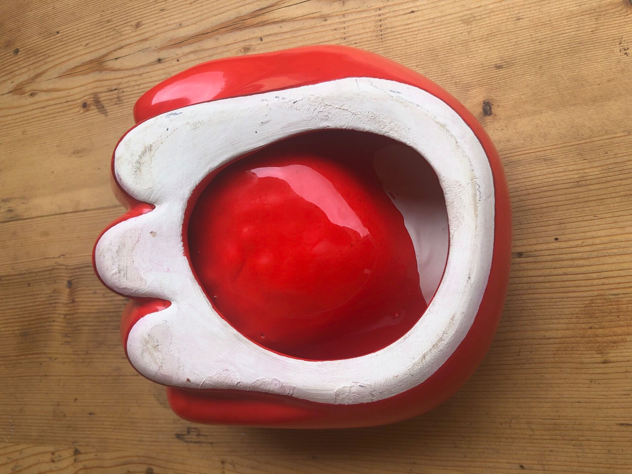 Empty pocket in the form of a red ceramic hand 60/70