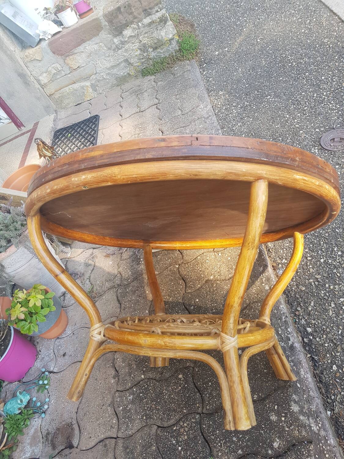 Round garden coffee table
