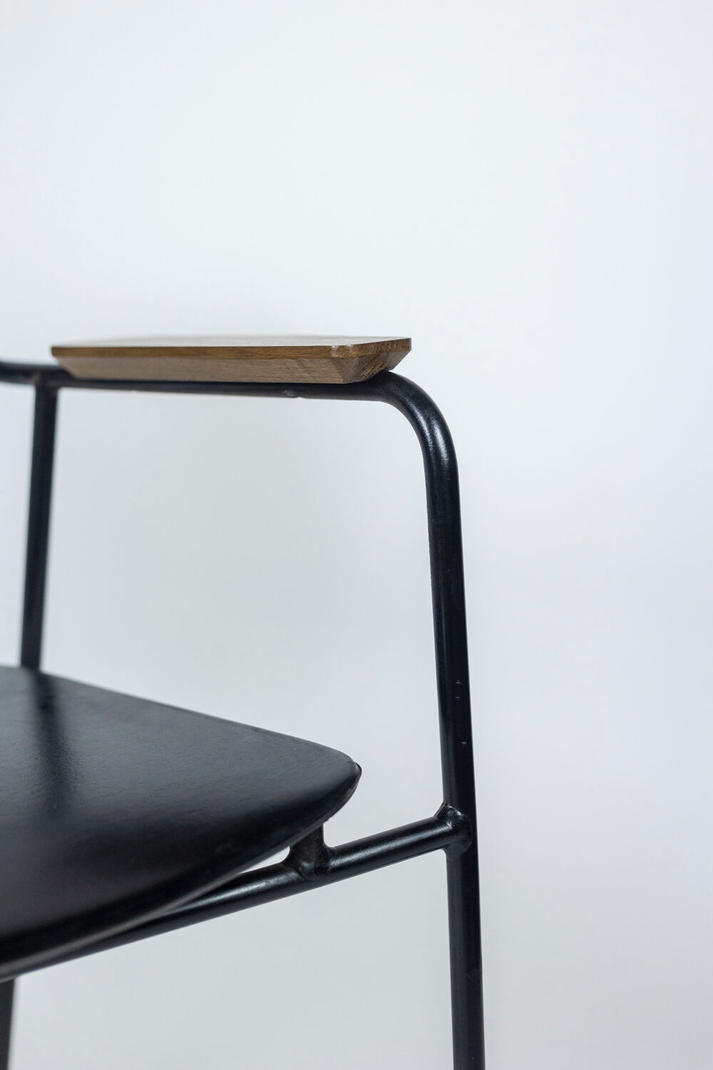 Paire de fauteuils en métal, chêne et cuir, années 1950