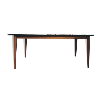 Kann Design dining table