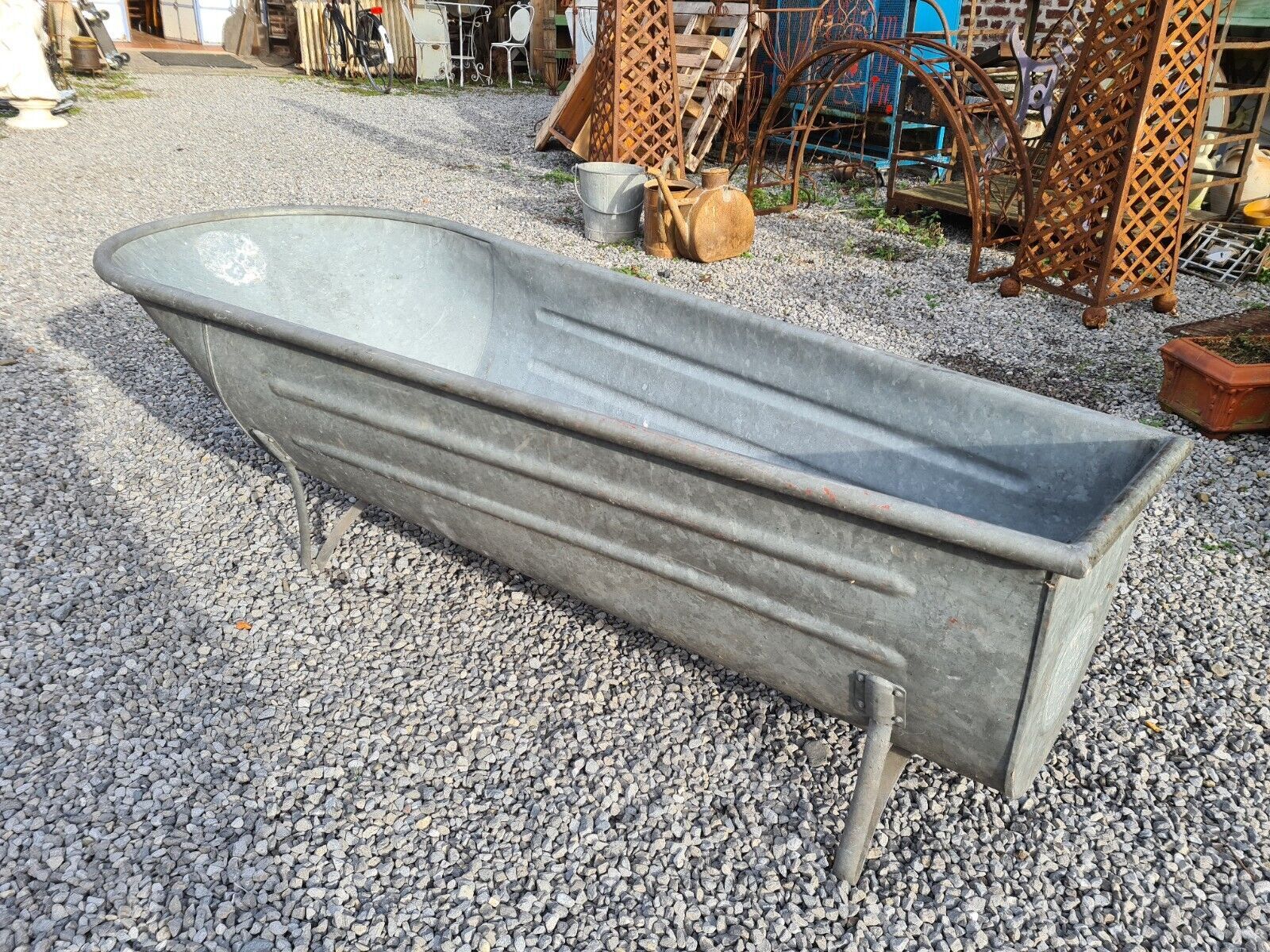Zinc bathtub