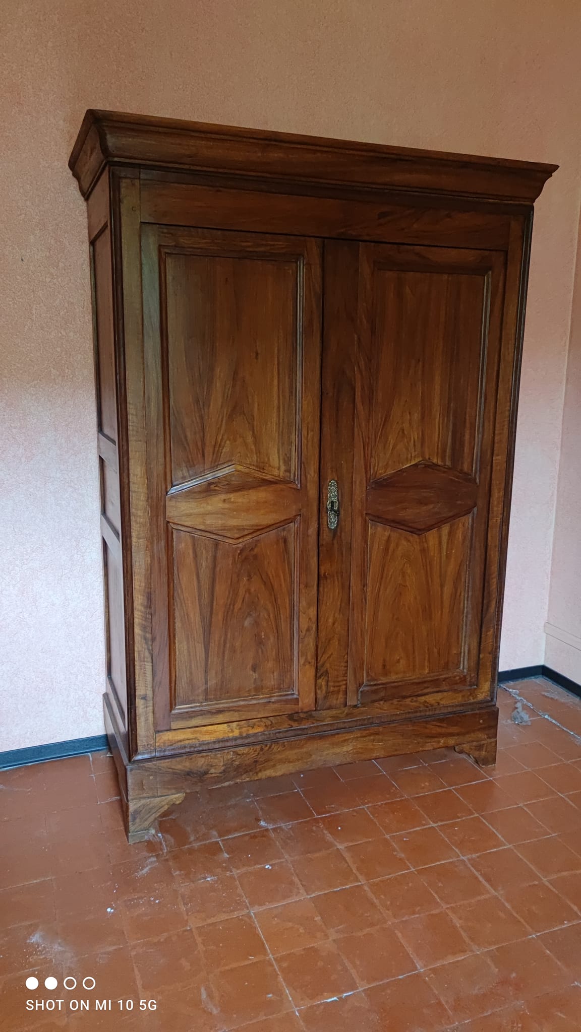 Petite armoire en noyer massif époque Consulat vers 1830