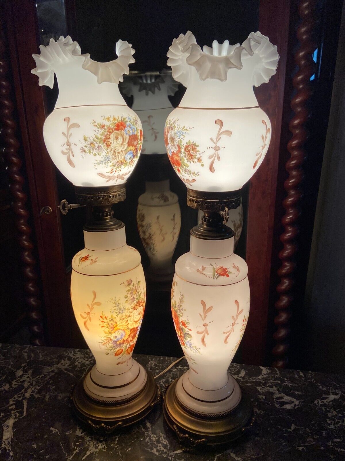 Paire de lampes en opaline blanche à décor floral