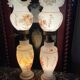 Paire de lampes en opaline blanche à décor floral