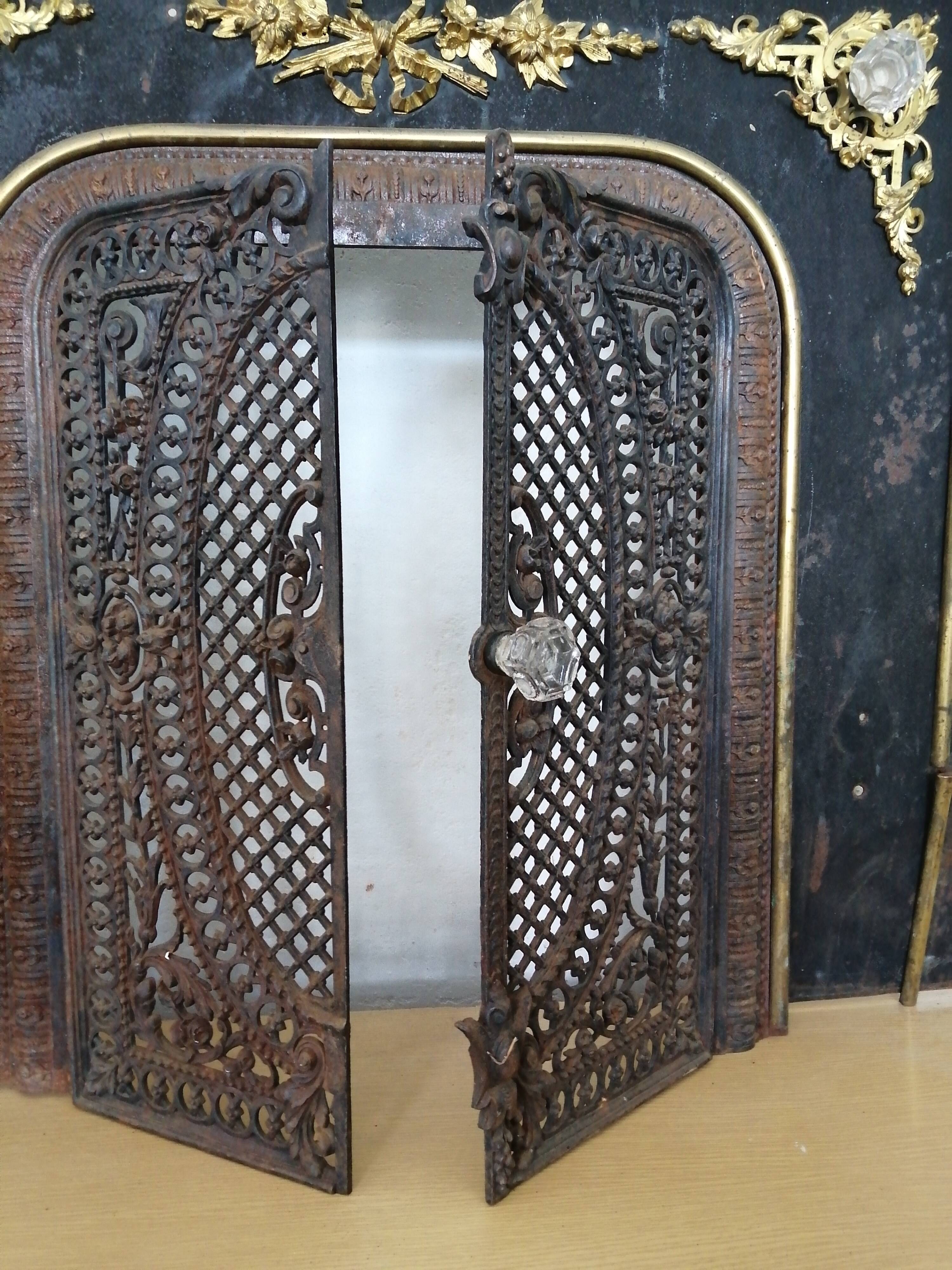 Fireproof adornment against chimney heart