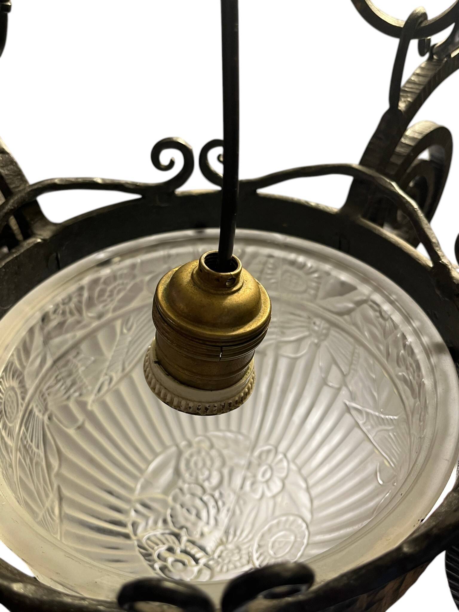 Art Deco, 5-light chandelier with moulded glass and butterfly decoration, wrought iron, circa 1930.