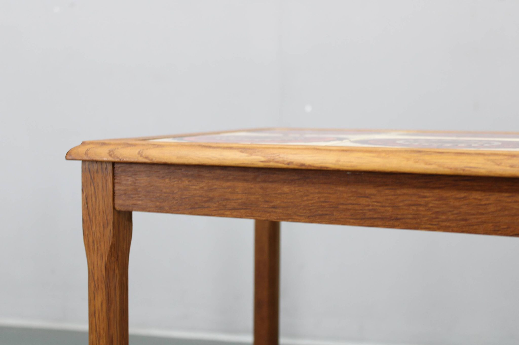 Tables gigognes danoises en chêne des années 50 avec des plateaux en carrelage.