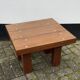 Table basse en bois brutaliste