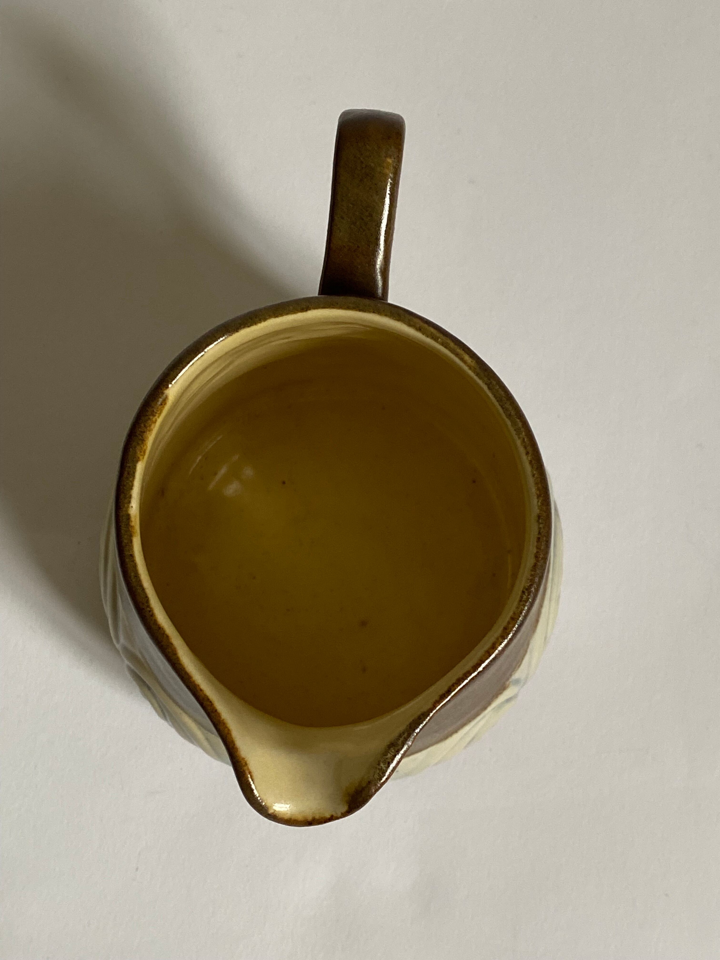 Theiere and milk jar thereof