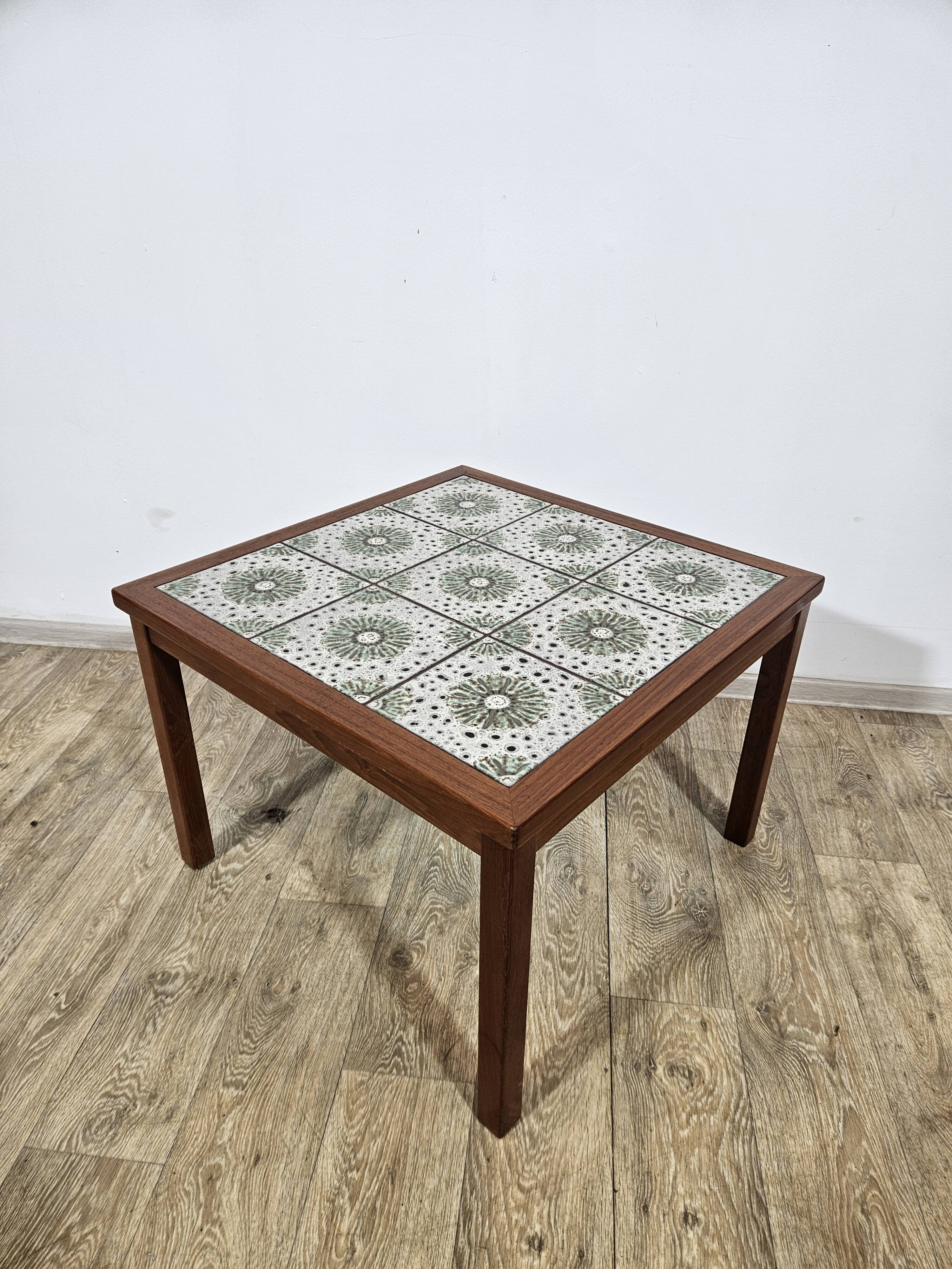 Table en teck avec céramiques, Danemark, années 1960.