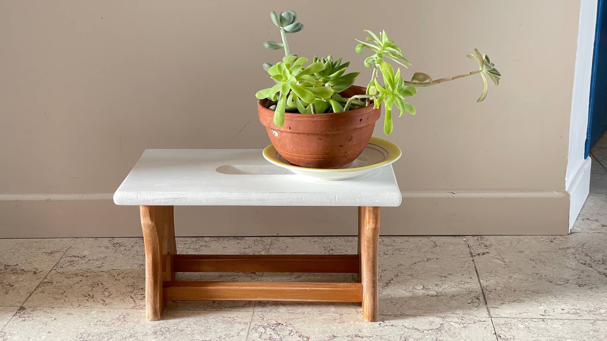 Tabouret vintage en hêtre et peint en blanc