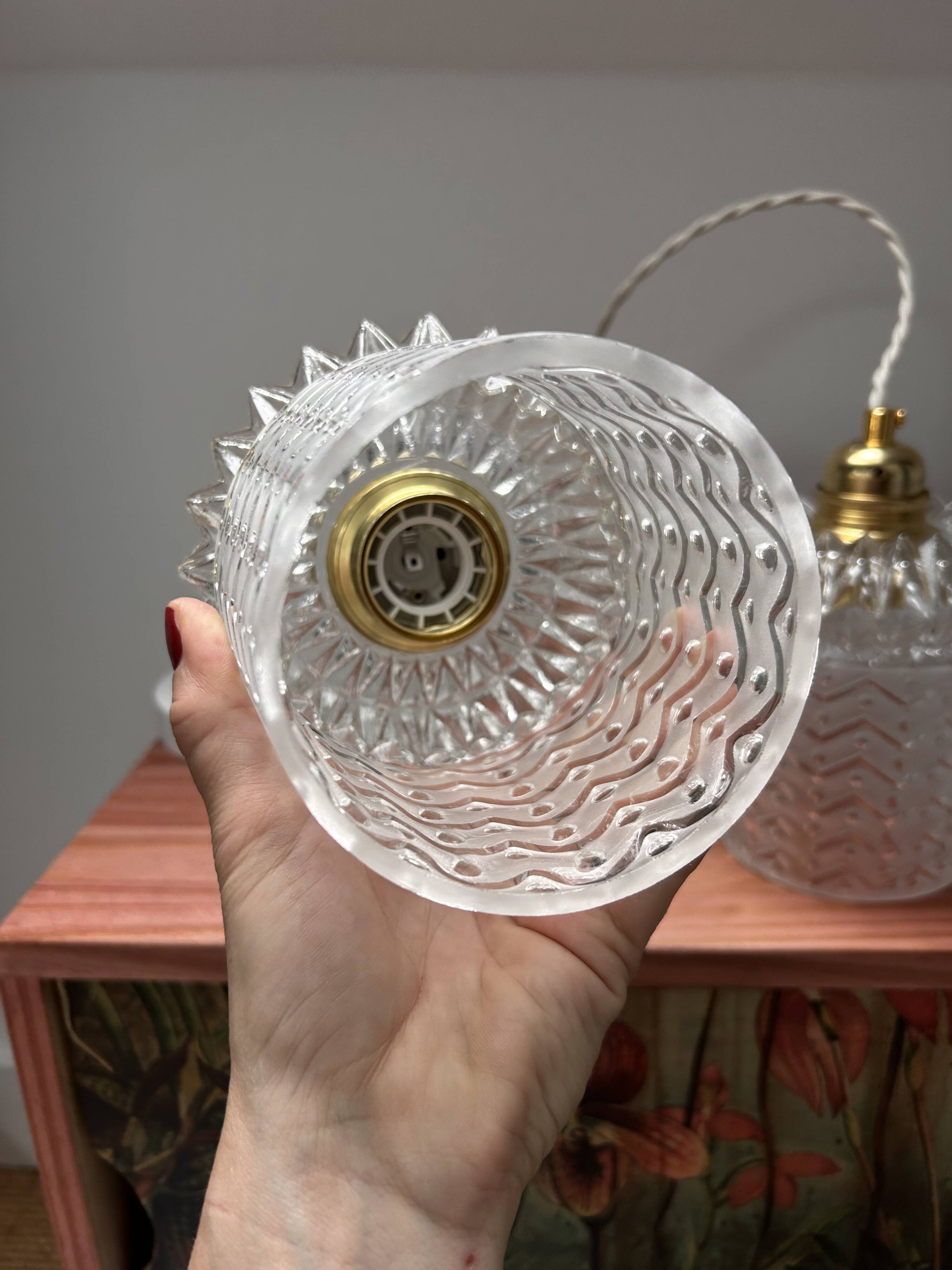 Paire de suspensions vintage en verre ciselé