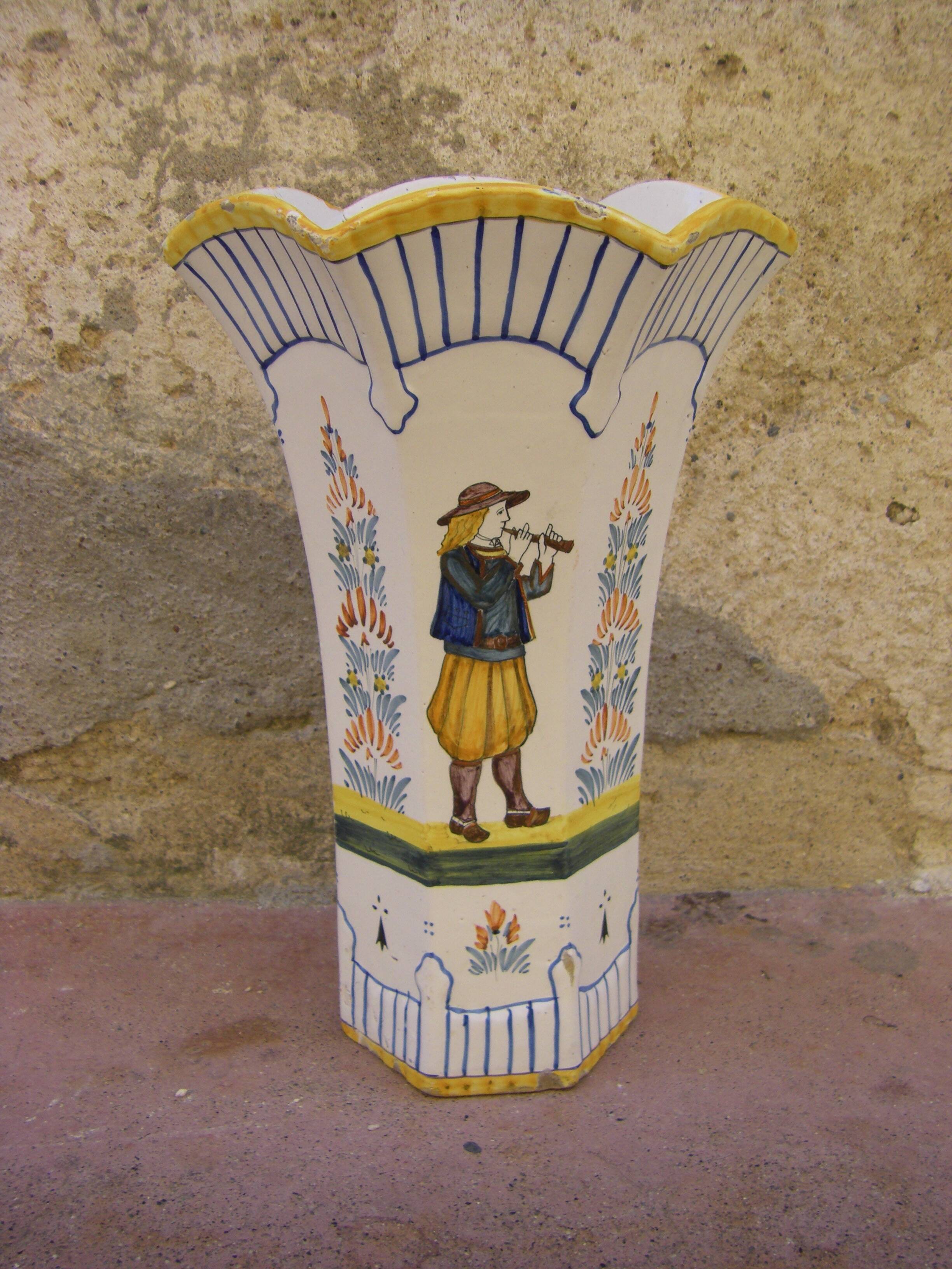 Ancient vase Quimper