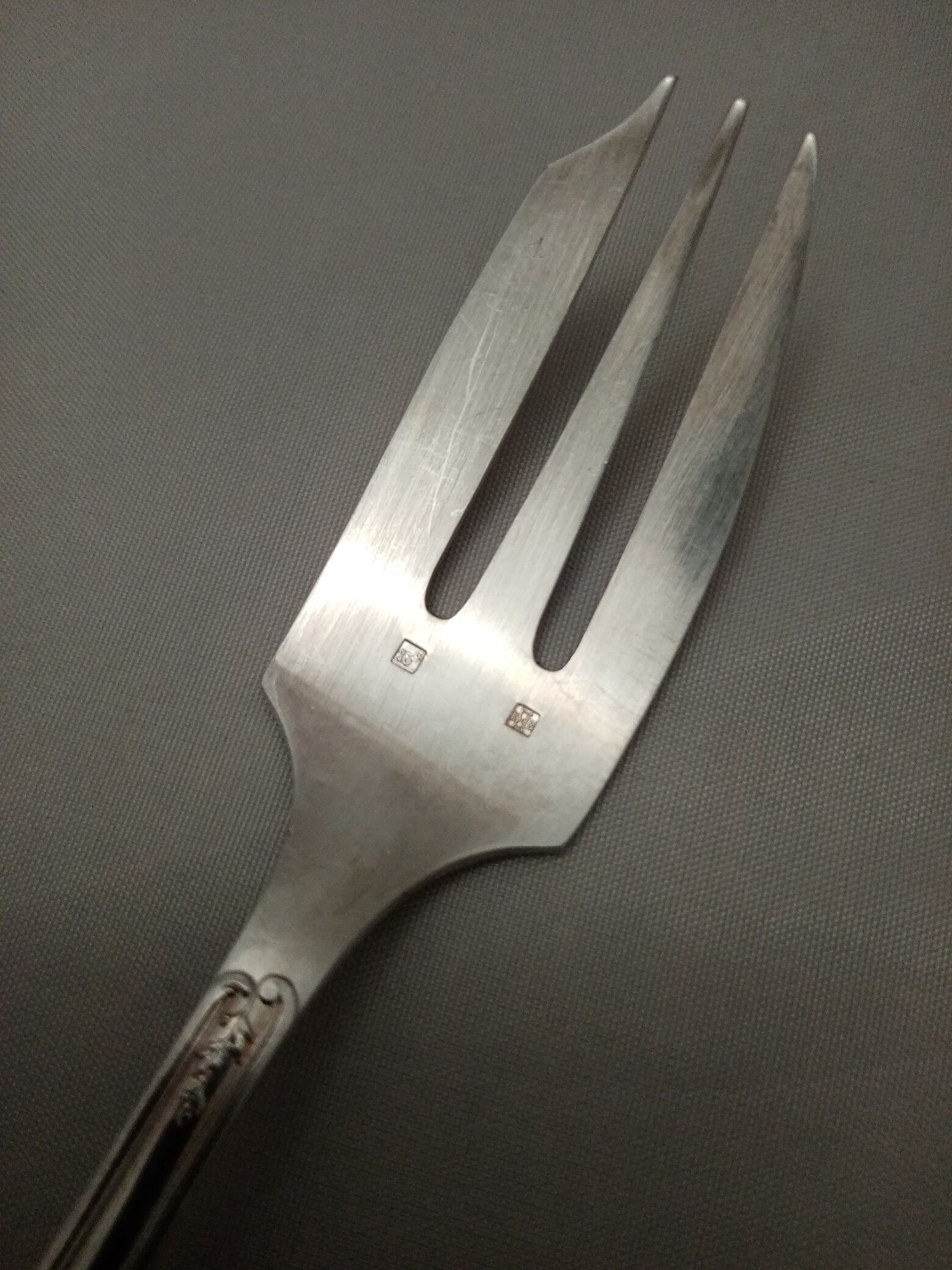 Silver metal dessert fork box with Rocaille-shell pie shovel