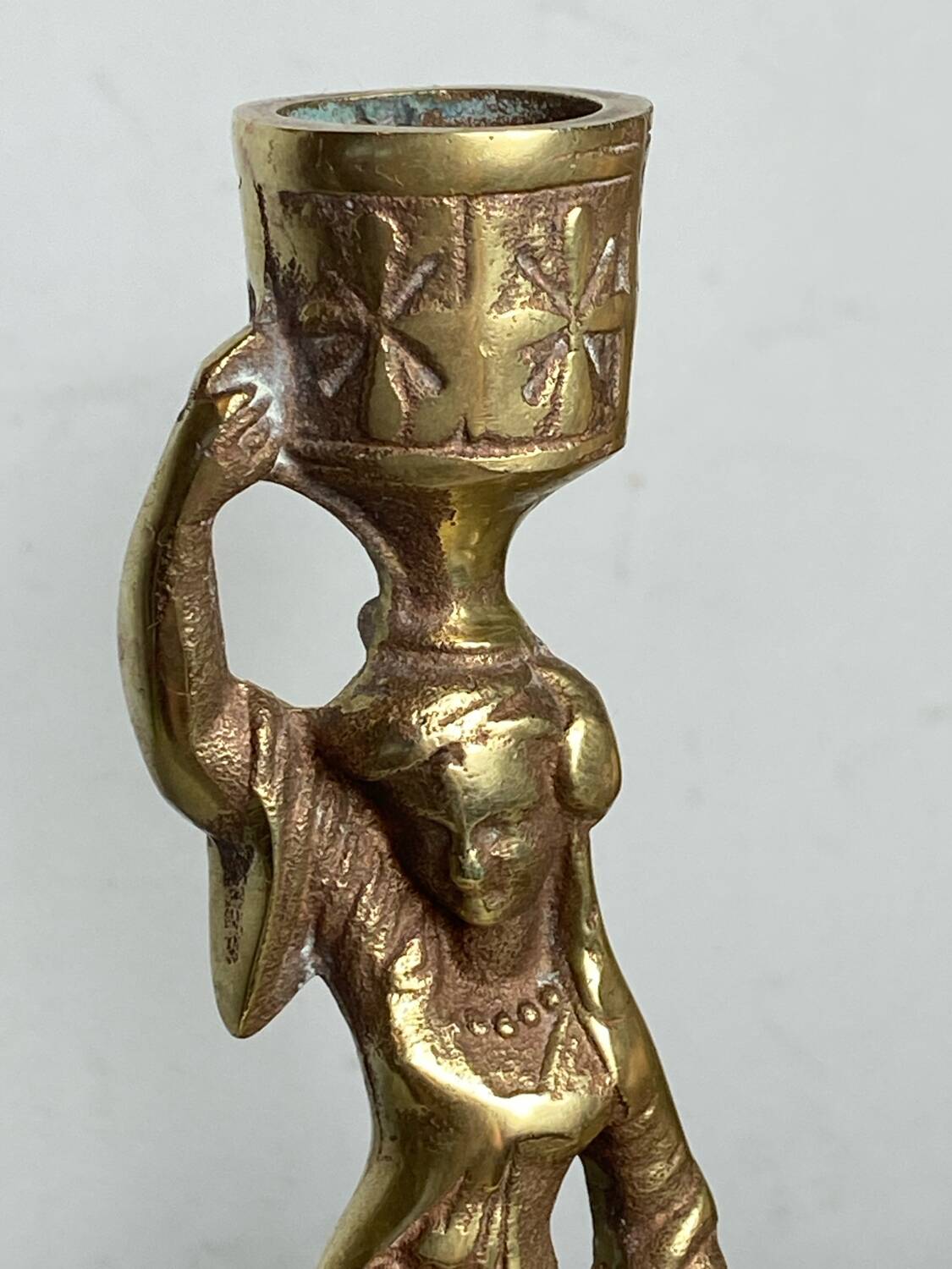 Paire de bougeoirs en bronze, porteuses d’eau