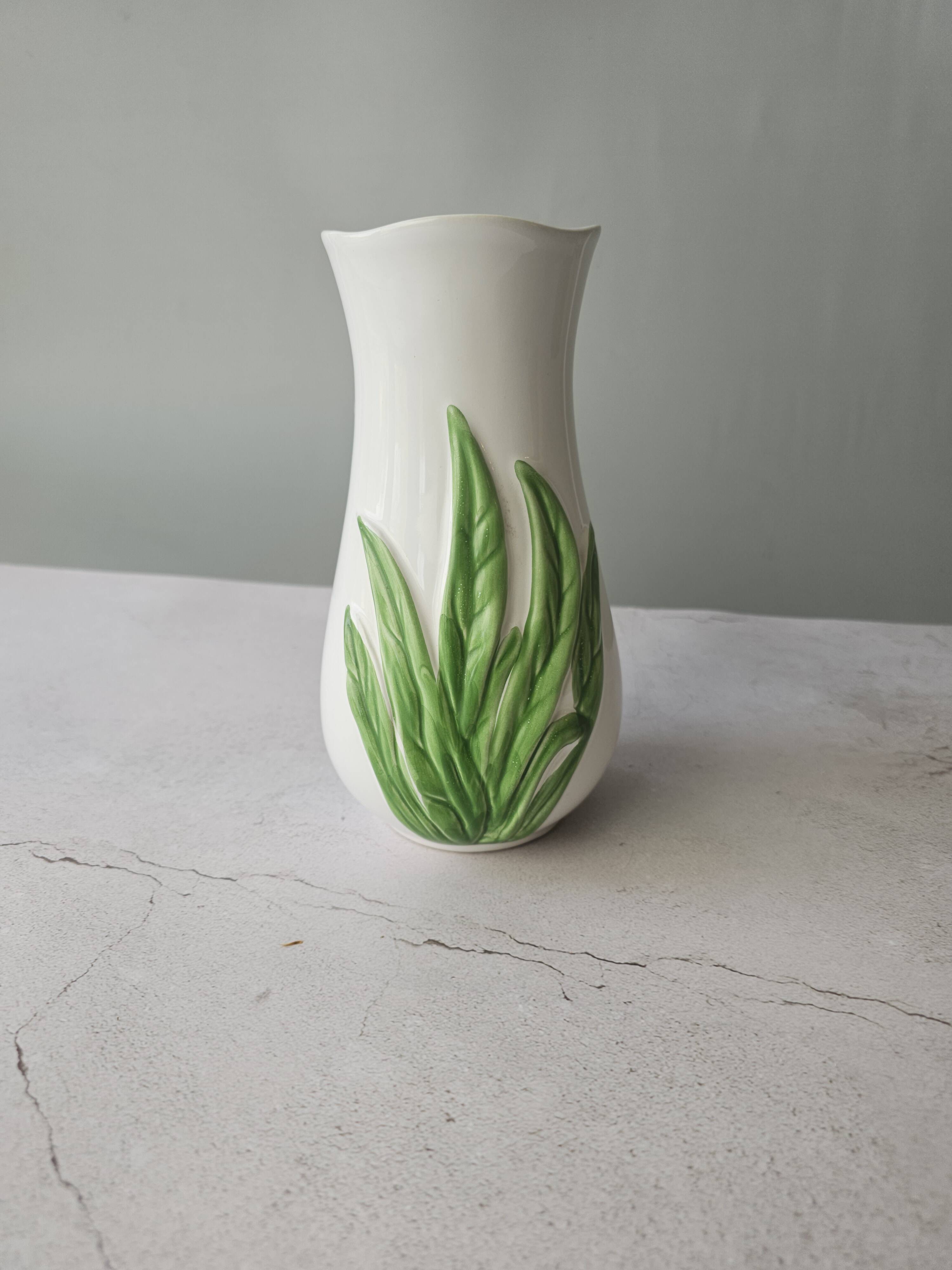 Vase in slipware with Arum flowers