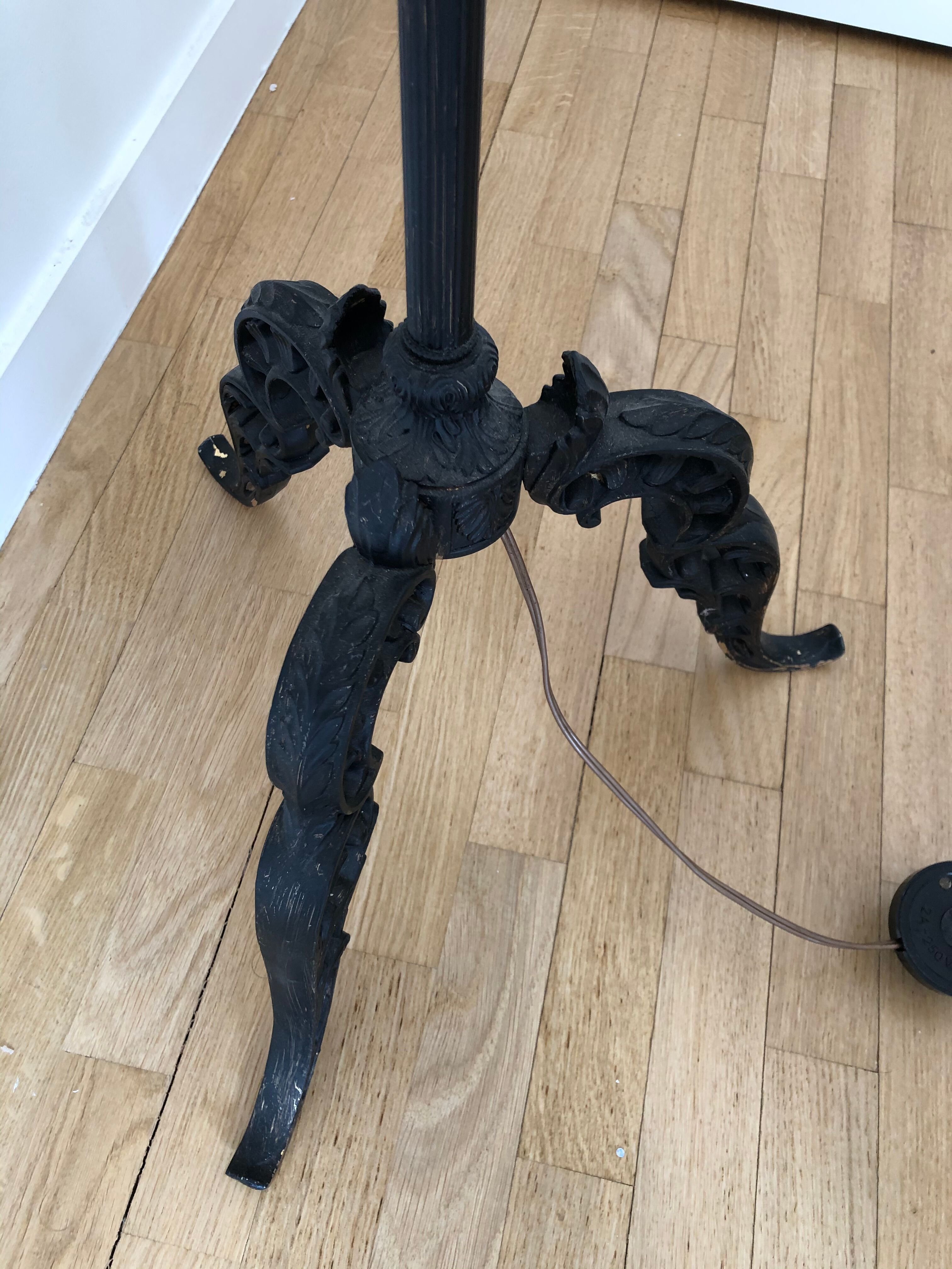 Tripod lamppost
