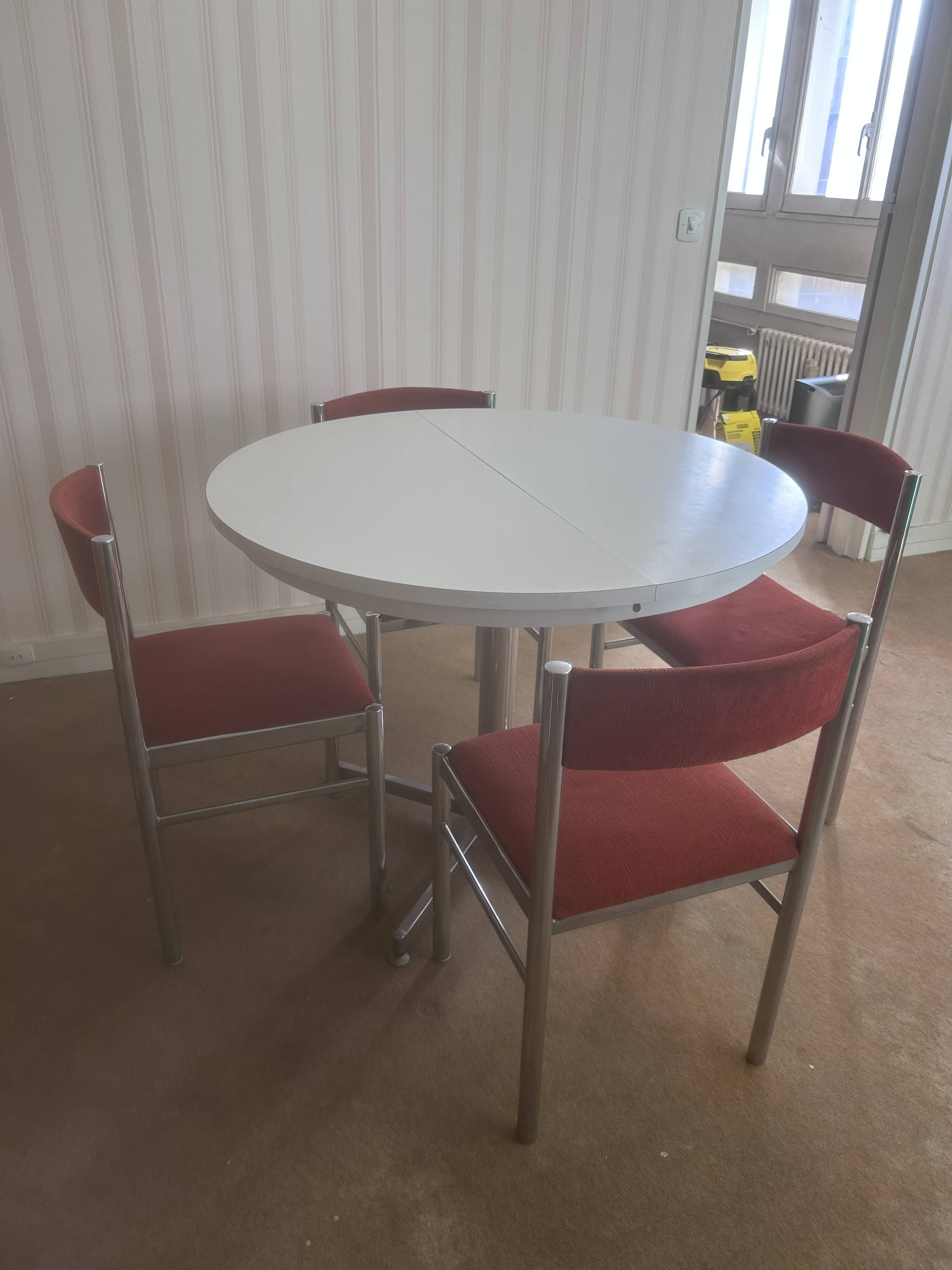 Vintage 1970s table and 4 chairs set.